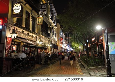 Singapore - November 15, 2018: Unidentified People Visit Boat Quay Outdoor Restaurant Bar In Singapo
