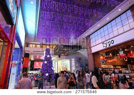 Singapore - November 17, 2018: Unidentified People Visit 313summerset Shopping Mall In Orchard Road 