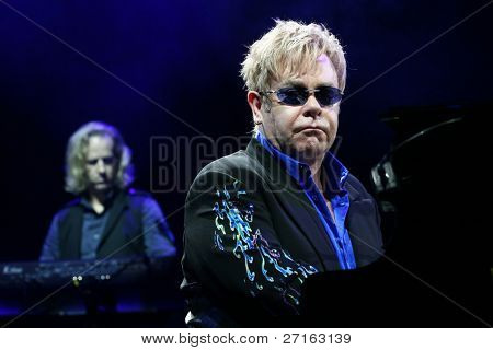 MINSK, Bielorussia - 26 giugno: Cantante Elton John esegue sul palco a Minsk Arena 26 giugno 2010 a Minsk, 
