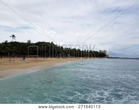 Waikiki - April 21, 2017: Calm Ocean Water At Queens Beach In Waikiki With Diamondhead In The Distan