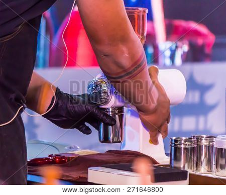 Syphon Coffee or Vacuum Coffee is full immersion tasteful and this picture show syphonist grind fres