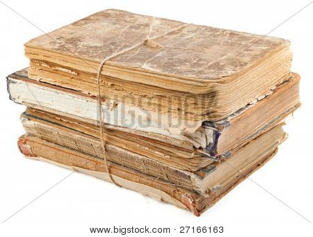 Pilha de velhos livros amarrados com corda isolada no branco