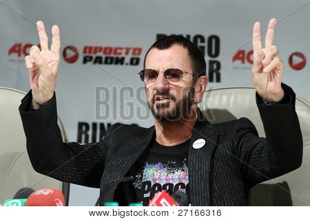KIEV, Ucrania - 3 de junio: Ringo Starr durante su gira de conciertos en Kiev, Ucrania en 03 de junio de 2011.