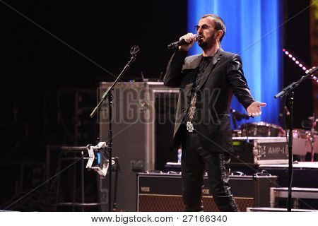 KIEV, Ucrania - 3 de junio: Ringo Starr durante su gira de conciertos en Kiev, Ucrania en 03 de junio de 2011.