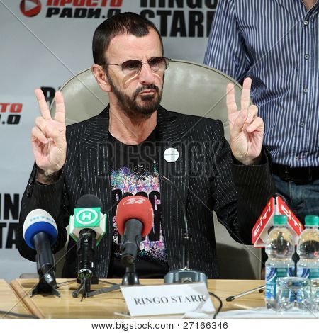 KIEV, Ucrania - 3 de junio: Ringo Starr durante su gira de conciertos en Kiev, Ucrania en 03 de junio de 2011.