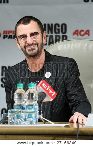 KIEV, Ucrania - 3 de junio: Ringo Starr durante su gira de conciertos en Kiev, Ucrania en 03 de junio de 2011.