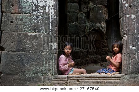 SIEM REAP, Kambodža - cca leden 2009: Dvě mladé dívky se suvenýry náhrdelníky v Angkor Wat dočasné