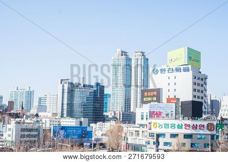 Seoul, Korea - February 17,2018: Blurred Of Group Building And Walking Street In Seoul, Attractions