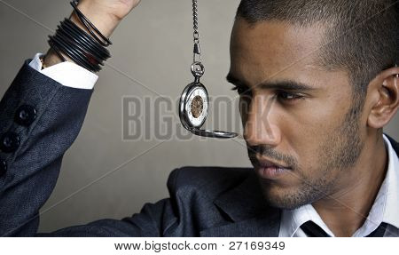 L'uomo è consapevole del tempo e orologi il battito di mani di