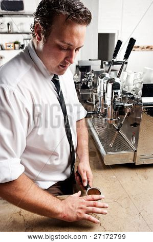 Barista przygotowuje jego kawa do ekspresu do kawy