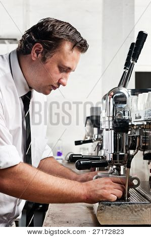 profesjonalny barista ekspertów sprawia, że kawa z maszyny