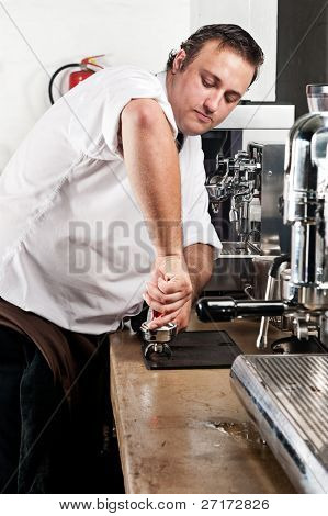 Barista kompresuje kawy ogród z manipulować aż miło i poziom