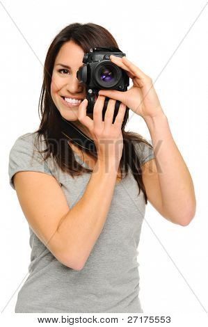 Attraente bruna mira sua macchina fotografica. composizione di una fotografia in studio, isolated on white