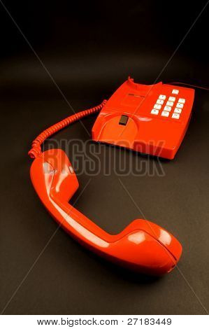 telefone vermelho isolado em preto