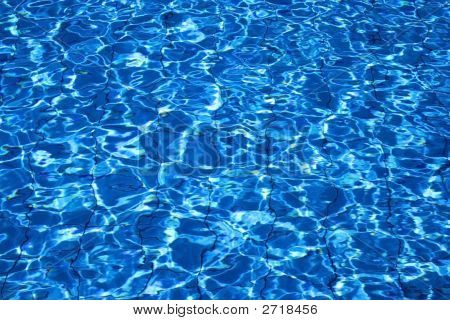 Desfocar a água da piscina como plano de fundo