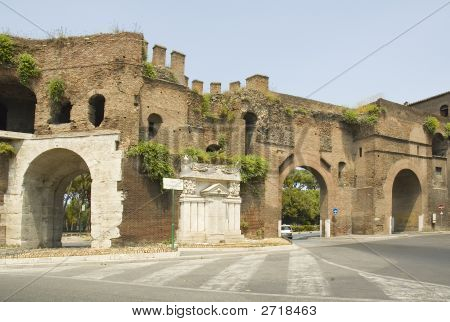 Römische Tor am Ende der Via Veneto