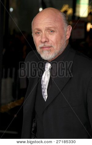 LOS ANGELES - DEC 5: Hector Elizondo arriva alla Premiere mondiale di 
