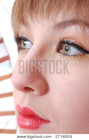 Close Up ritratto della ragazza In stile giapponese con ventola