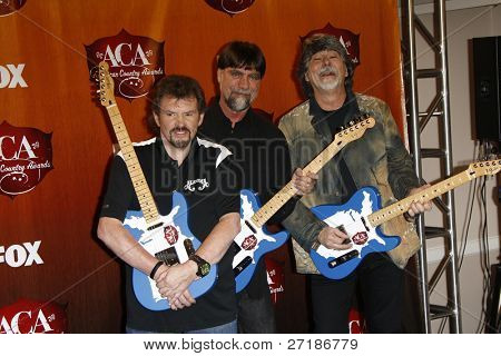 LOS ANGELES - 5 de DEC: Jeff Cook; Teddy Gentry; Randy Owen de Alabama en la sala de prensa de la Americ