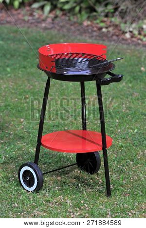 Simple Retro Red And Black Foldaway Barbeque On Wheels