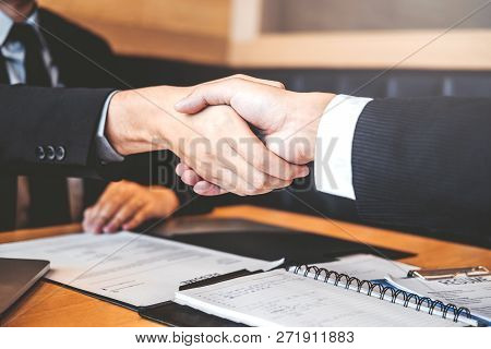 Business People Greeting New Colleagues While Job Interviewing Shaking Hands Meeting Planning After