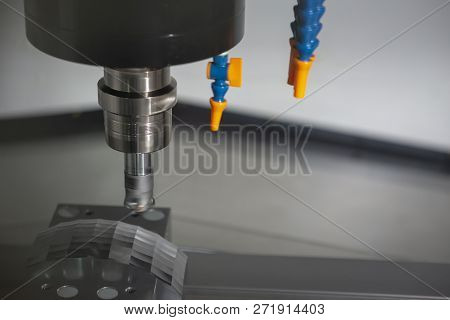 The  Operation Of Cnc Milling Machine .the Cnc Milling Machine Cutting The Mold Part With The Index-