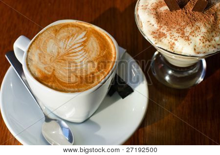 คาปูชิโน่กาแฟ closeup ที่ตาราง