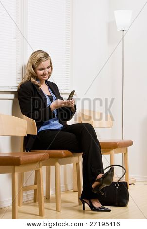 Podnikatelka čekání na událost nebo rozhovor textových zpráv na mobilní telefon v kanceláři čeká ar
