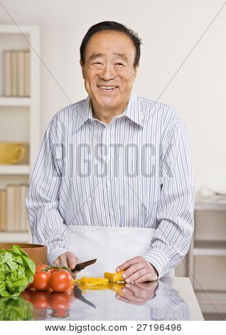 คนดีที่เตรียมสลัดบริสุทธ์ในครัวสำหรับมื้อเย็น