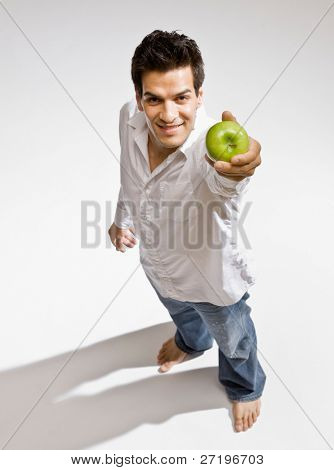 มั่นใจคนแบร์ฟุตถือแอปเปิ้ลเขียวสดบริสุทธ์