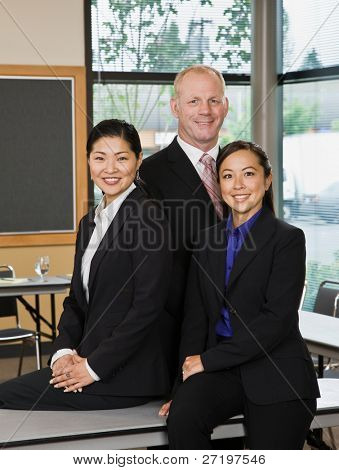 เพื่อนร่วมงาน multi-ethnic วางตัวในห้องประชุม