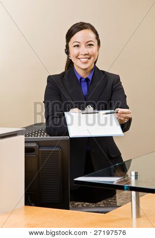 Receptionist, offrendo degli Appunti e penna al front desk