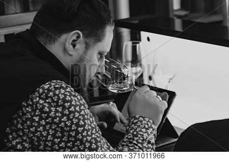 Sommelier, Cavist. Training In School Sommelier. Wine School. Wine Tasting