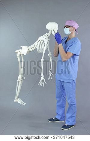 Concept of alternative ergonomic aproach in dentistry. Standing dentist, levitating patient  - skeleton model.