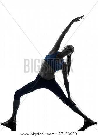 eine caucasian Frau Ausübung Aufspannung Dreieck-Pose-Yoga in Silhouette Studio isolated on white 