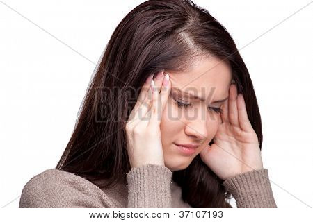 Ongelukkige jonge vrouw met slechte hoofdpijn op witte achtergrond. Vreselijke migraine