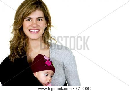 Ung mor med en sød Baby pige i en slynge