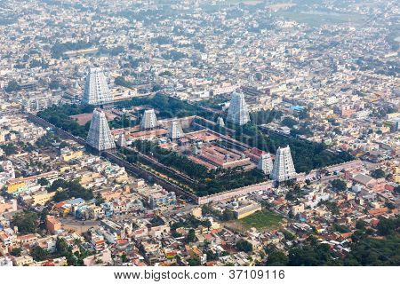 Byen Tiruvannamalai med Arulmigu Arunachaleswarar templet, Tamil Nadu, Indien. Luftfoto.