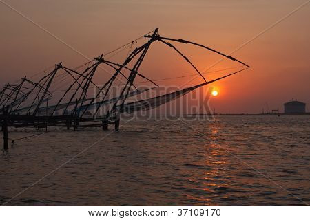 Calze a Kochi cinese rete sul tramonto. Fort Kochin, Kochi, Kerala, India