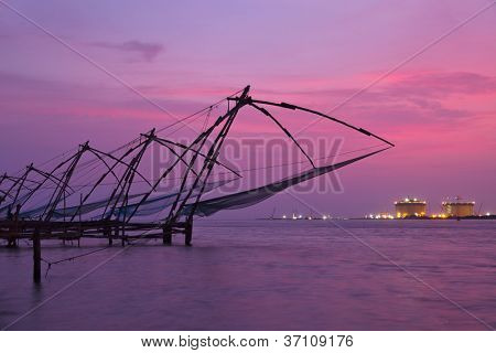 Calze a Kochi cinese rete sul tramonto. Fort Kochin, Kochi, Kerala, India