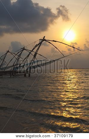 Calze a Kochi cinese rete sul tramonto. Fort Kochin, Kochi, Kerala, India