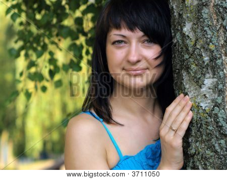 バーチの近くの若い女性