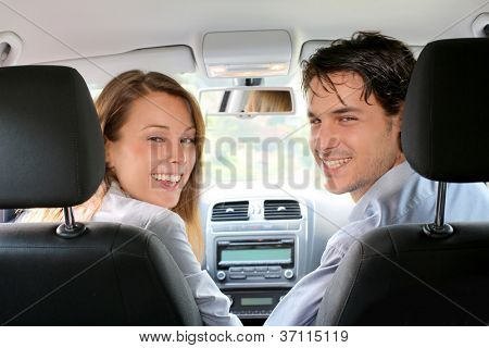 Vista posteriore di coppia alla guida di auto