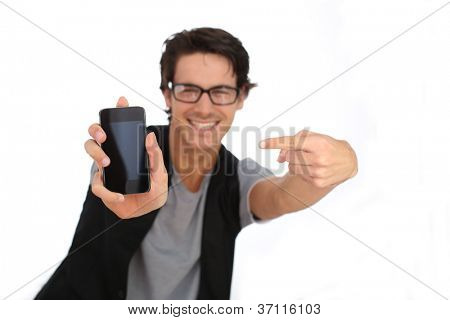 Mladý muž zobrazeno smartphone obrazovky fotoaparát