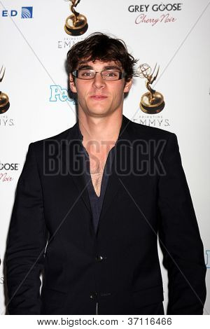 LOS ANGELES - SEP 21: RJ Mitte anländer till Primetime Emmy Awards artister nominerade receptionen på Spect
