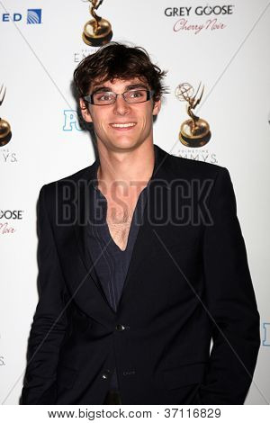 LOS ANGELES - SEP 21: RJ Mitte anländer till Primetime Emmy Awards artister nominerade receptionen på Spect