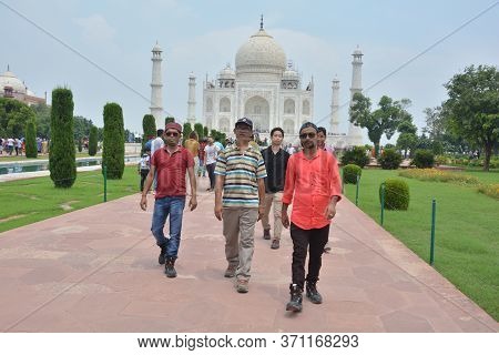 Agra, Uttar Pradesh, India, 9th August, 2018:   Indian Tourist Posing For Photograph Before The Famo