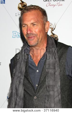 LOS ANGELES - SEP 21: Kevin Costner arriva alla Reception Primetime Emmy esecutori candidato a 