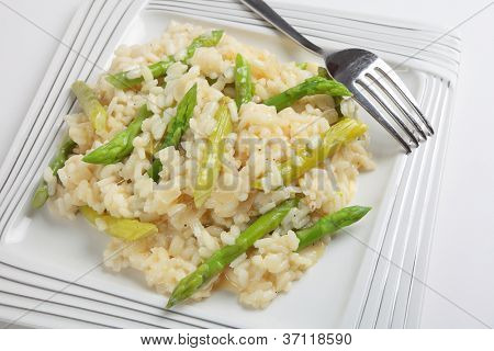 En tallerken med hjemmelavet asparges risotto lavet med arborio ris, løg, lager og friske asparges Viewer