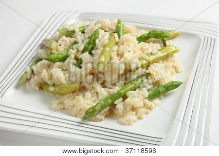 En tallerken med hjemmelavet asparges risotto lavet med arborio ris, løg, lager og friske asparges.